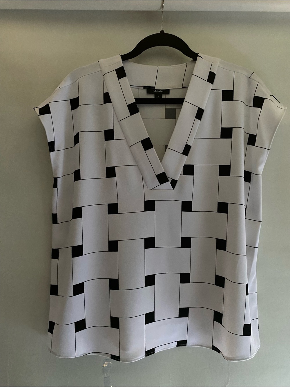 Alfani Black and White Basketweave V-Neck Cap Sleeve Top
